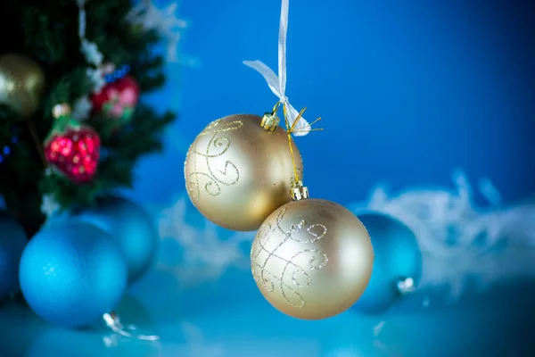 Χριστουγεννιάτικα παιχνίδια με ένα χριστουγεννιάτικο δέντρο σε μπλε φόντο — Φωτογραφία Αρχείου