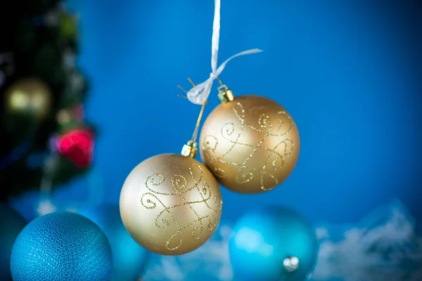 Juguetes de Navidad con un árbol de Navidad sobre un fondo azul —  Fotos de Stock