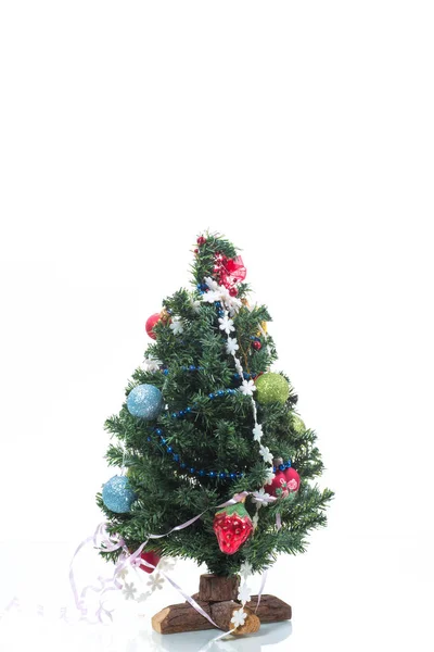 白色背景下的圣诞装饰品绿色圣诞树 — 图库照片