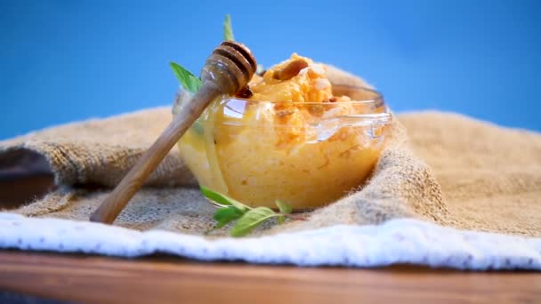 Porridge di zucca dolce bollito con uva passa e noci in una ciotola di vetro — Video Stock