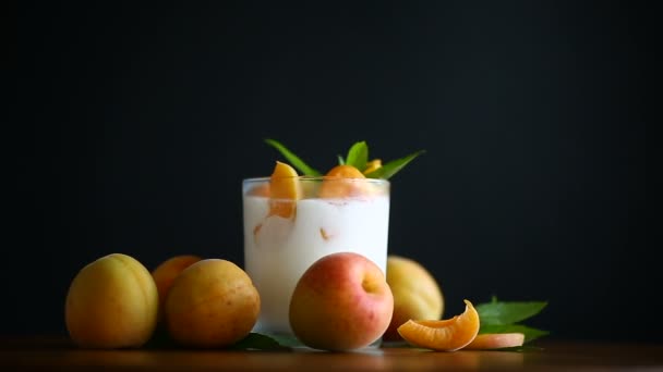 Домашній йогурт з стиглими абрикосами — стокове відео