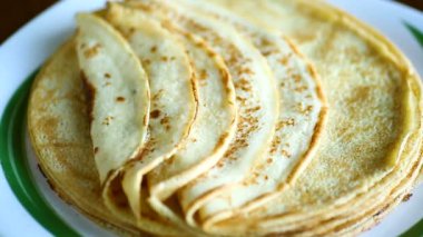 Yığınla tabaktaki ince gözlemeler.