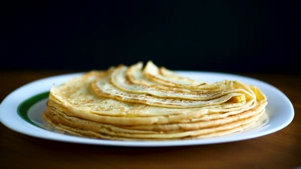 Panqueques finos apilados en un plato en una pila — Vídeos de Stock