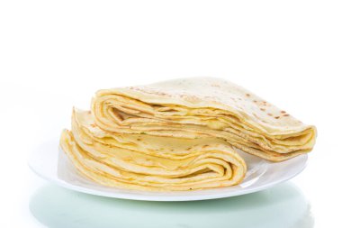 bir tabak içinde birçok ince kızarmış krep