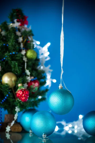 Brinquedos de Natal com uma árvore de Natal em um fundo azul — Fotografia de Stock