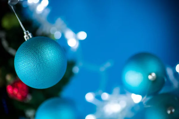 青色の背景にクリスマス ツリーのクリスマスのおもちゃ — ストック写真