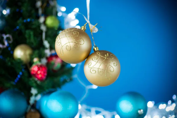 Brinquedos de Natal com uma árvore de Natal em um fundo azul — Fotografia de Stock