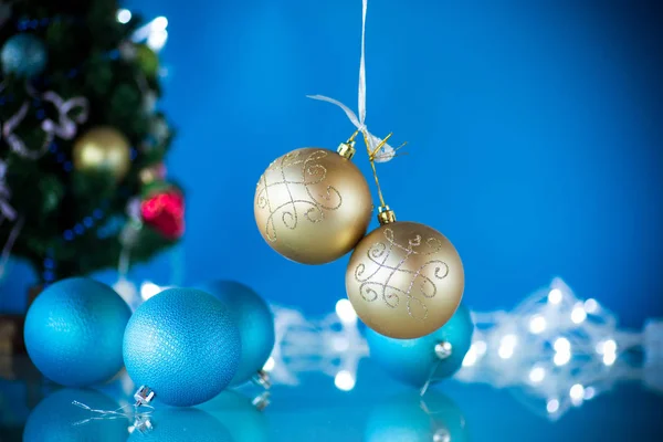 Juguetes de Navidad con un árbol de Navidad sobre un fondo azul —  Fotos de Stock