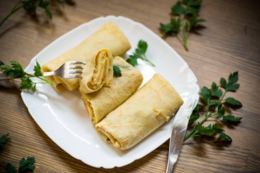 ince kızarmış krep ile haşlanmış lahana dolması