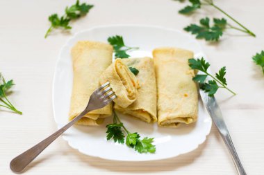 ince kızarmış krep ile haşlanmış lahana dolması