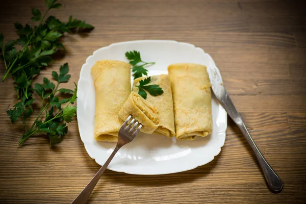 Tenké smažené palačinky plněné dušené zelí — Stock fotografie