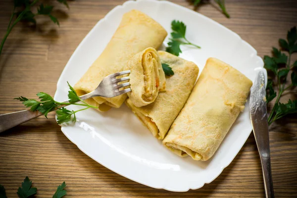 Dunne gebakken pannenkoeken gevuld met gestoofde kool — Stockfoto