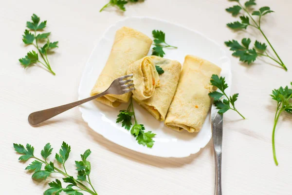 Dunne gebakken pannenkoeken gevuld met gestoofde kool — Stockfoto