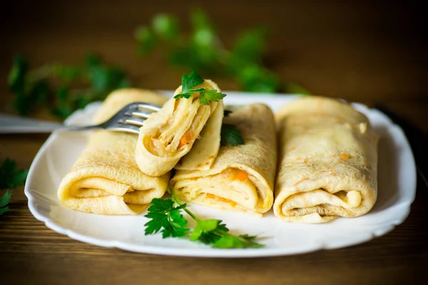 Panquecas fritas finas recheadas com repolho cozido — Fotografia de Stock