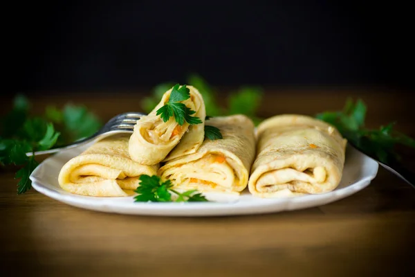 Dunne Gebakken Pannenkoeken Gevuld Met Gestoofde Kool Een Bord — Stockfoto