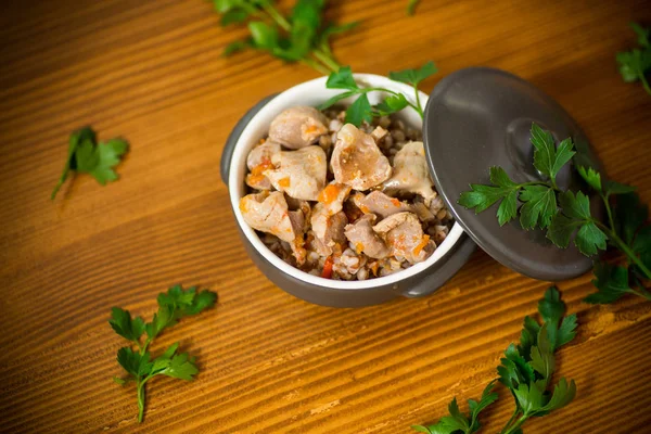 Stomaci di pollo stufati con verdure e grano saraceno in una ciotola — Foto Stock