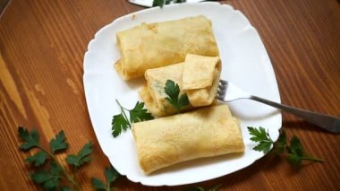 ince kızarmış krep ile haşlanmış lahana dolması