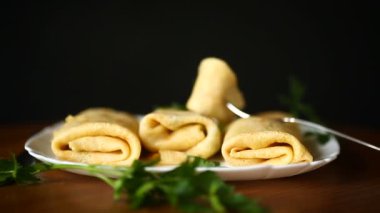 ince kızarmış krep ile haşlanmış lahana dolması