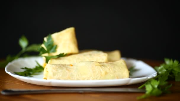 Thin fried pancakes stuffed with stewed cabbage — Stock Video