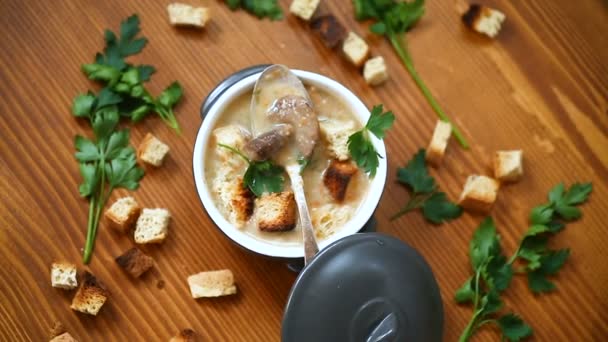 Puré de sopa con champiñones y croutons en un tazón — Vídeos de Stock