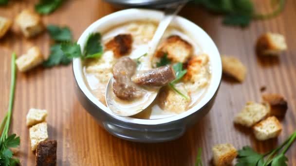 purée de soupe aux champignons et croûtons dans un bol 
