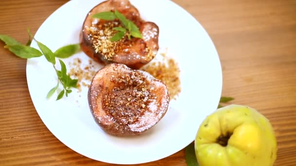 Sweet ripe quince baked with walnuts and honey — Stock Video