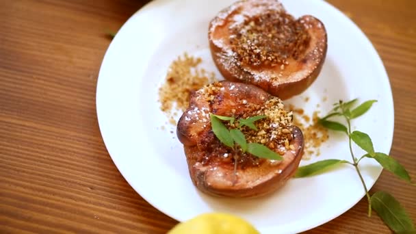 Sweet ripe quince baked with walnuts and honey — Stock Video