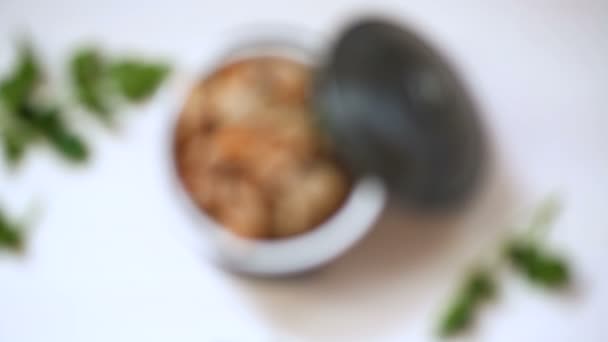 Тушеные куриные желудки с овощами и гречкой в миске — стоковое видео