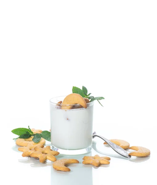 Iogurte Caseiro Doce Com Biscoitos Uma Xícara Vidro Fundo Branco — Fotografia de Stock