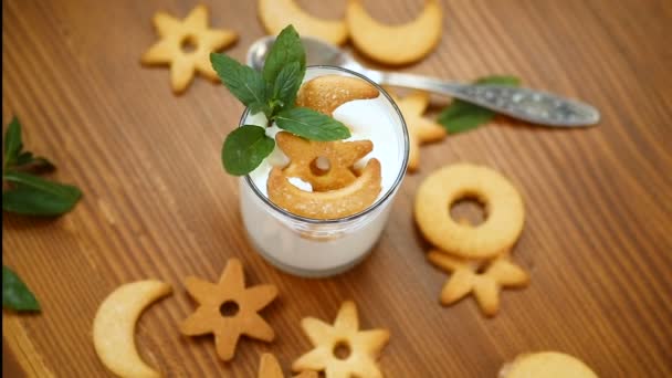 Iogurte Caseiro Doce Com Biscoitos Uma Xícara Vidro Uma Mesa — Vídeo de Stock