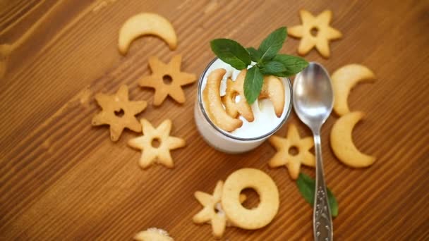Słodki Domowej Roboty Jogurt Plików Cookie Filiżance Szkła Drewnianym Stole — Wideo stockowe