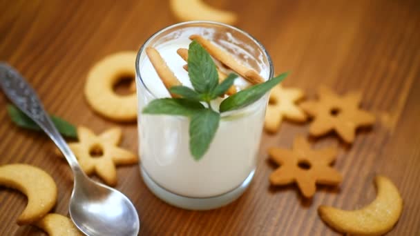 Iogurte Caseiro Doce Com Biscoitos Uma Xícara Vidro Uma Mesa — Vídeo de Stock