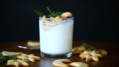 Çerezler bir cam bardak ile tatlı ev yapımı yoğurt