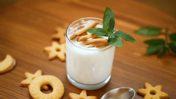 Iogurte Caseiro Doce Com Biscoitos Uma Xícara Vidro Uma Mesa — Vídeo de Stock