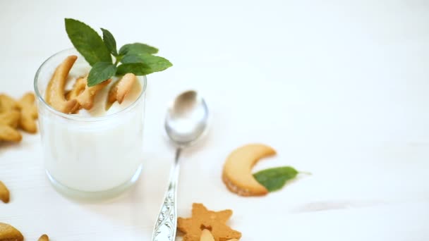 Γλυκό Σπιτικό Γιαούρτι Μπισκότα Ένα Γυάλινο Κύπελλο Ένα Ξύλινο Τραπέζι — Αρχείο Βίντεο
