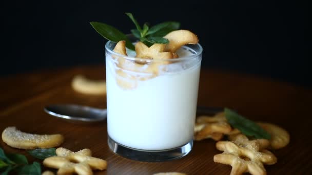 Zoete zelfgemaakte yoghurt met cookies in een beker glas — Stockvideo