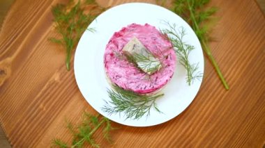 Pancar ve ringa balığı ile haşlanmış sebze salata katmanlı