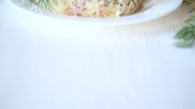 Pancar ve ringa balığı ile haşlanmış sebze salata katmanlı