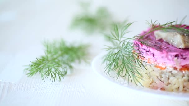 Ensalada en capas de verduras hervidas con remolacha y arenque — Vídeo de stock