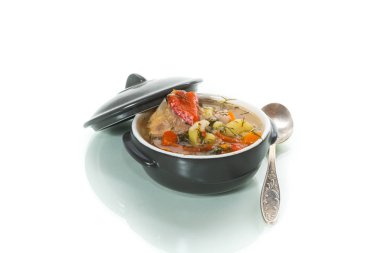 sebze çorbası köfte ve masaya bir tabak içinde biber ile