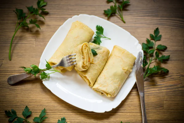 Dunne Gebakken Pannenkoeken Gevuld Met Gestoofde Kool Een Bord — Stockfoto