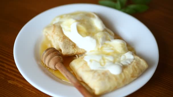 Tortitas dulces con requesón, crema agria y — Vídeos de Stock