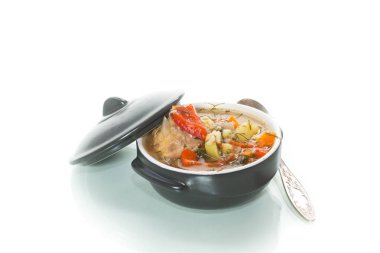 sebze çorbası köfte ve masaya bir tabak içinde biber ile