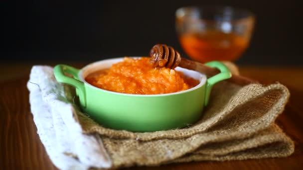Варёная сладкая тыквенная каша с медом в тарелке — стоковое видео