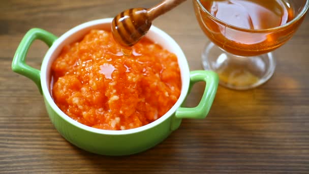 Gachas de calabaza dulces hervidas con miel en un plato — Vídeos de Stock