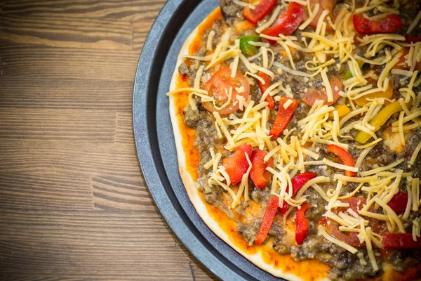 Hausgemachte Pizza Mit Waldpilzen Paprika Und Tomaten Auf Einem Holztisch — Stockfoto