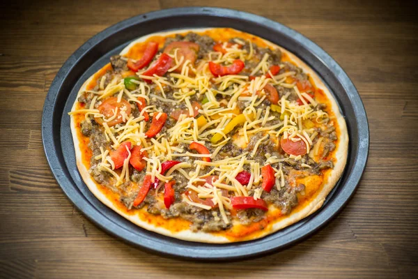 Pizza Buatan Sendiri Dengan Jamur Hutan Paprika Dan Tomat Atas Stok Gambar