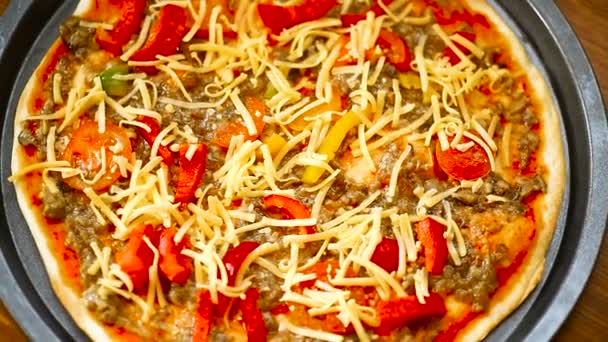Homemade pizza with forest mushrooms, peppers and tomatoes — Stock Video