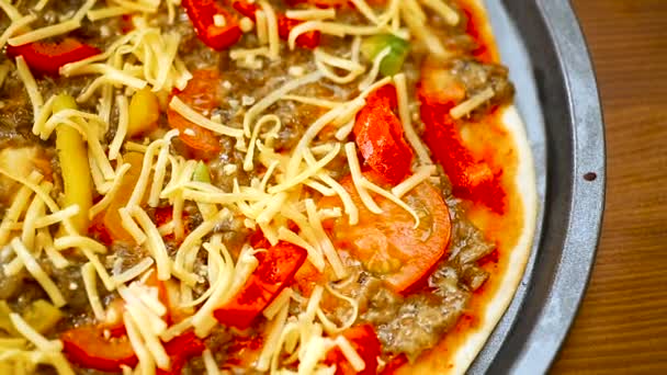 Homemade pizza with forest mushrooms, peppers and tomatoes — Stock Video