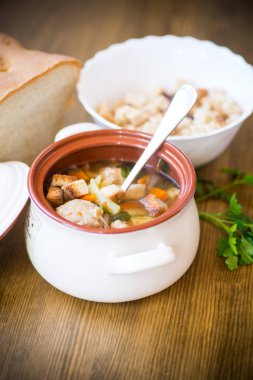 fasulye ve köfte Beyaz ahşap bir masa üzerinde bir seramik kase sebze çorbası